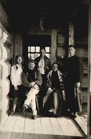 ks. Jan Pito z rodzicami: Bronisaw i Jakubem, oraz z siostrami: Antonin i Zosi w 1934 roku